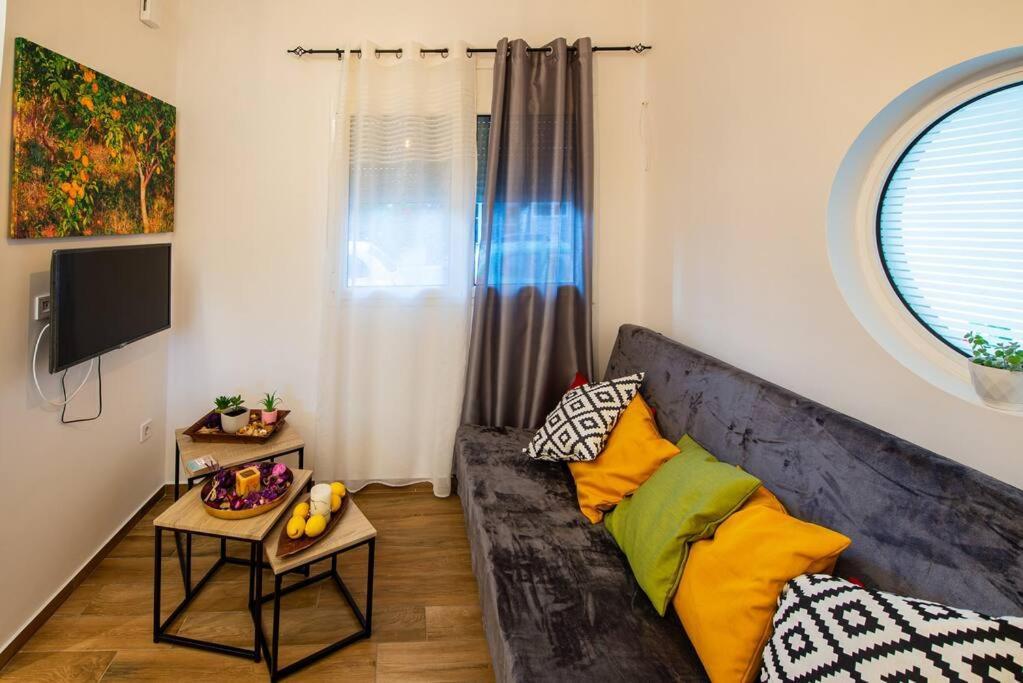 Lemon Garden Stylish Private Apartment 칼라마타 외부 사진